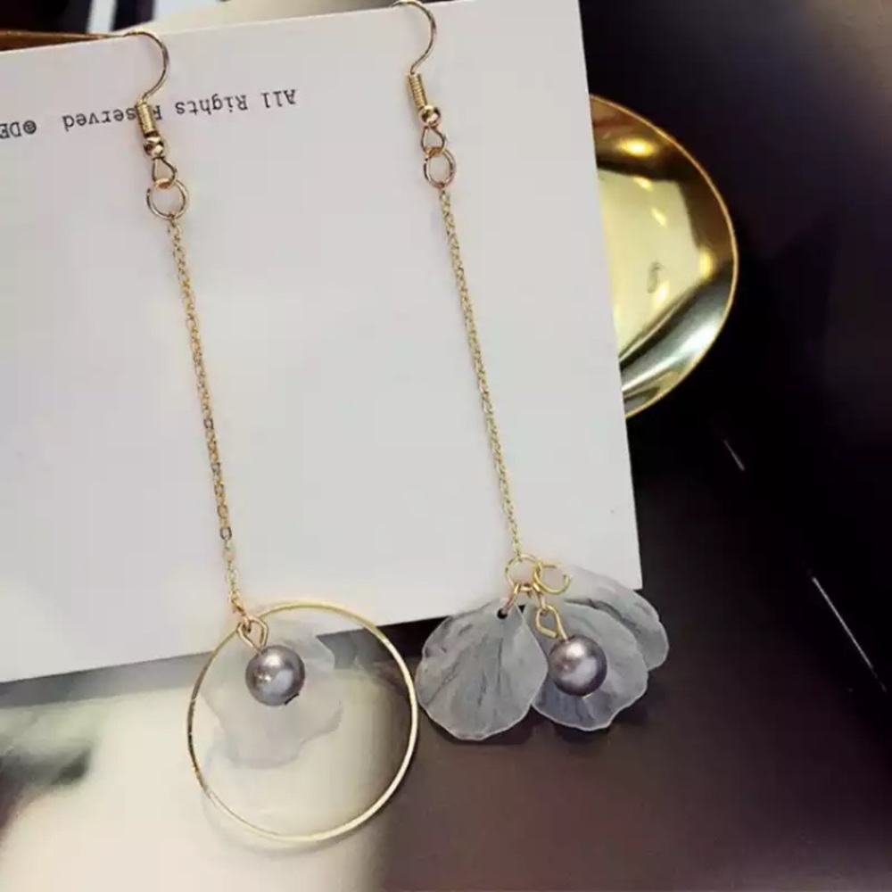✨2/$10✨Asymmetry flower petal long earrings
